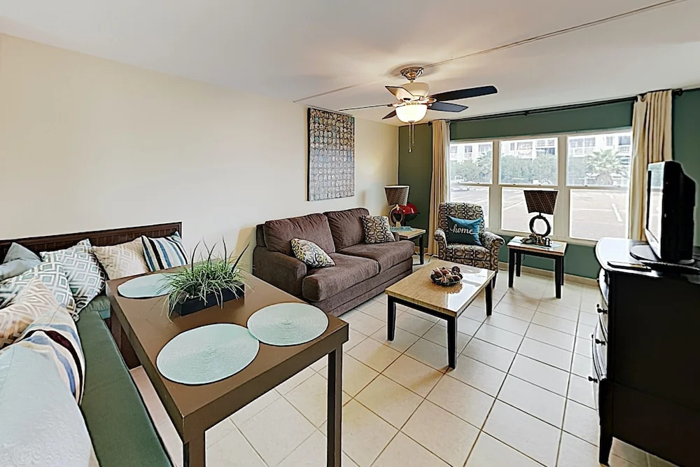 New Listing! Gulf , Steps To Sand & Waterpark 1 Bedroom Condo