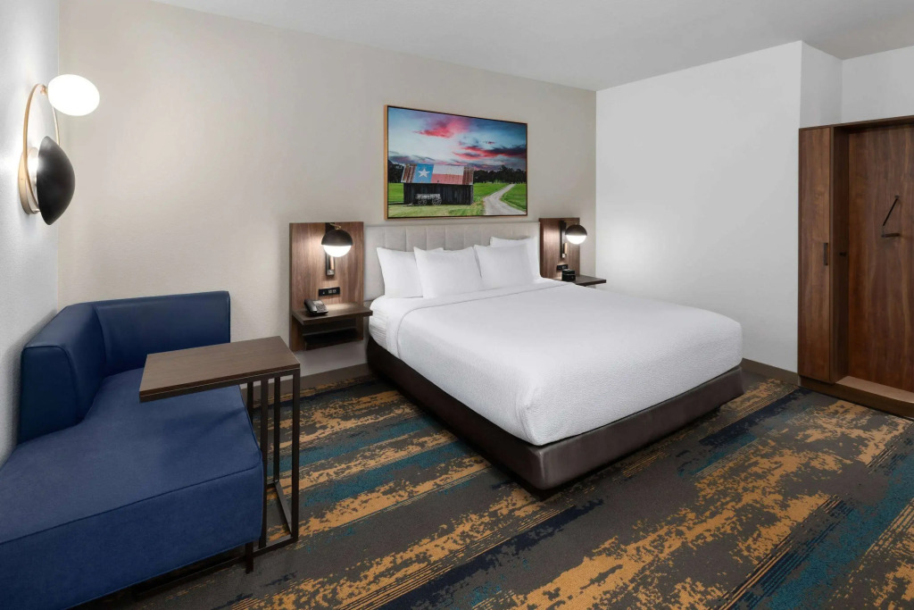 La Quinta Inn & Suites by Wyndham San Antonio at the RIM