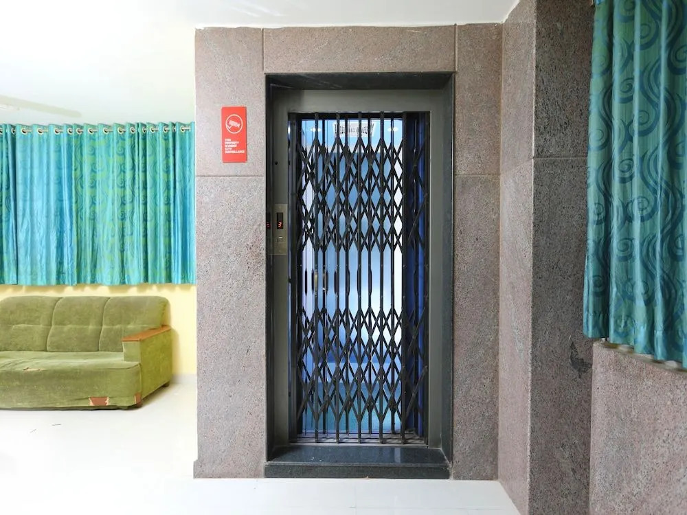 OYO 12765 Hotel Golden Rooms