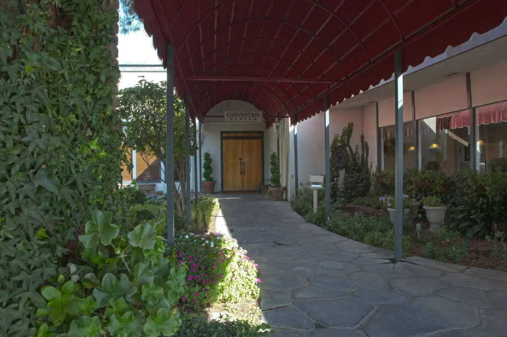 Lamp Liter Inn Visalia, an Ascend Collection Hotel