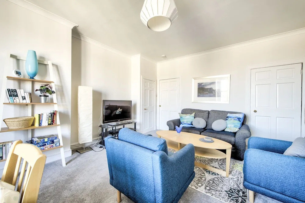 Spacious 2Br Home In New Town