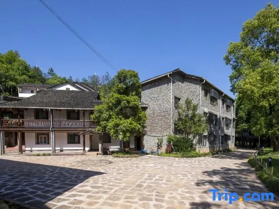 Wolong Riverside Manor