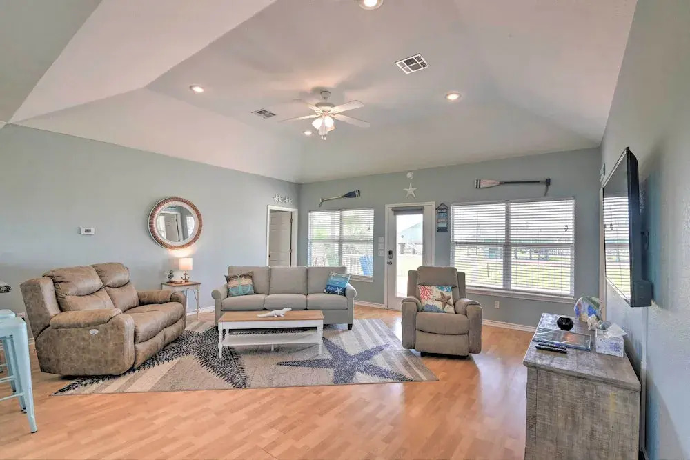 Deck & Grill: Walkable Crystal Beach House!