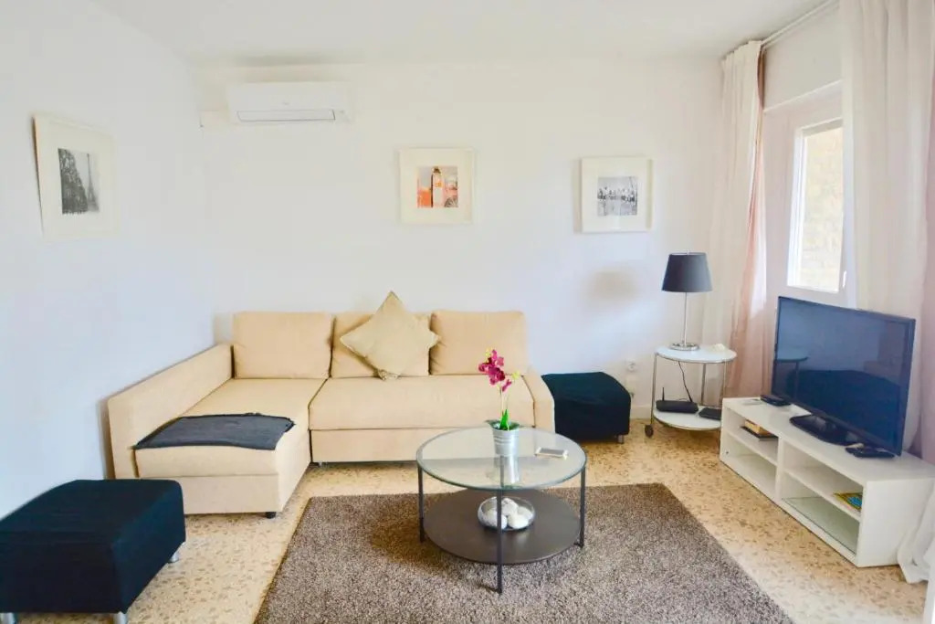 VINYET TRANQUILITY steps from the beach and pool