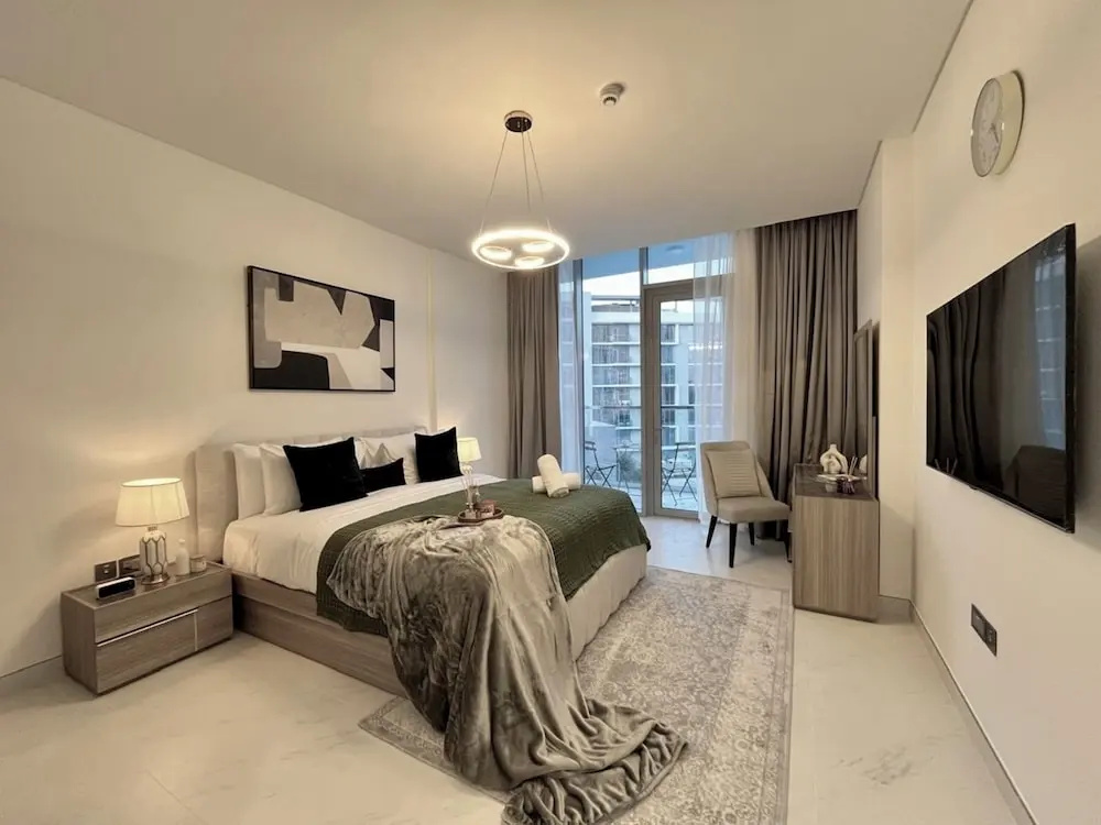 Maison Privee - Modern Family Retreat w/ Dubai Skyline Views