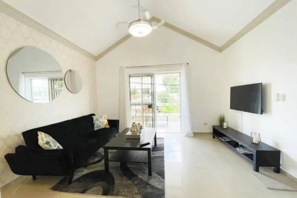 Comfortable/Balcony /2 Bedrooms/22 Min Airport STI