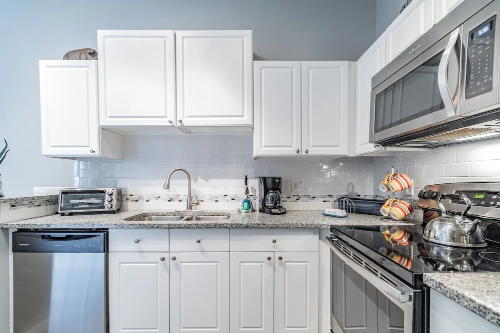 Near Theme Parks! Professional Design, Sleeps 7, Patio, Pool!