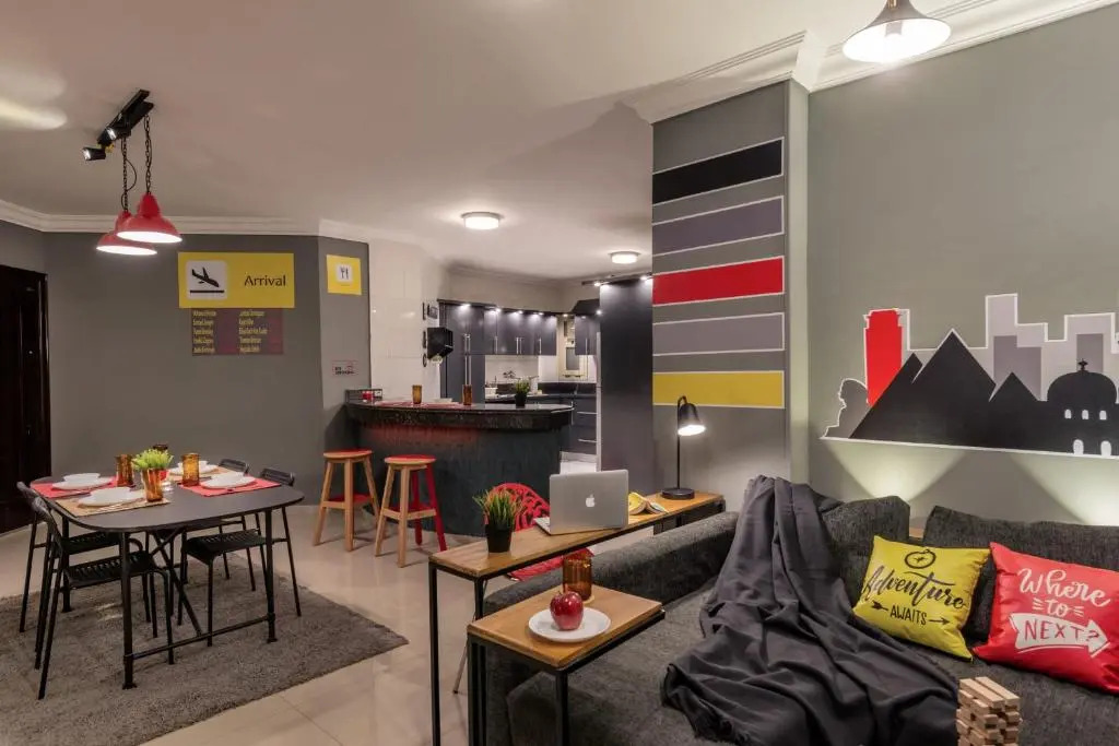 The Terminal 2 Stay - Steps From Nightlife and Airport