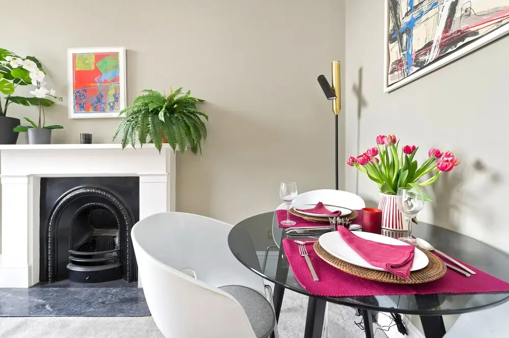Charming Apartment Close to Kings Road Chelsea by Underthedoormat
