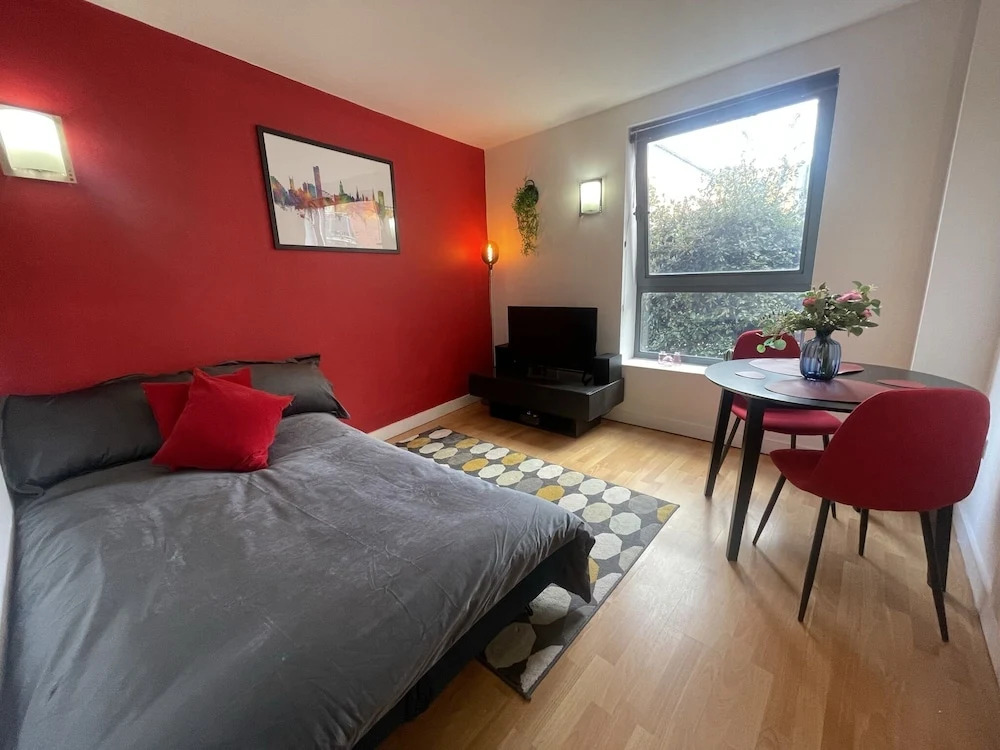 Modern 1BR City Centre Apartment