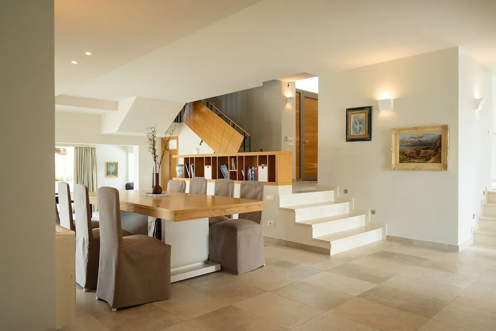 Villa - Sleeps 10 - Pool - Parking - Pool Table