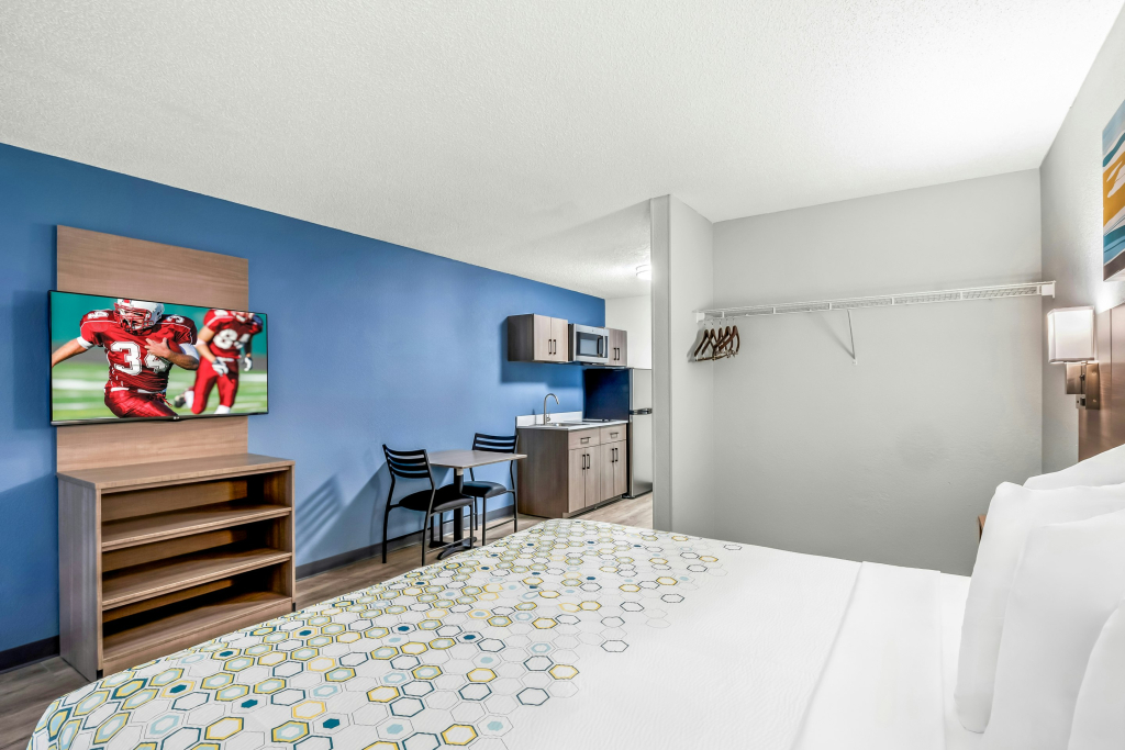 HomeTowne Studios by Red Roof Southfield