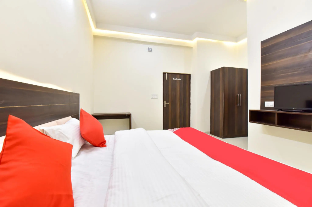 OYO 77240 Hotel Ru And Banquet Hall