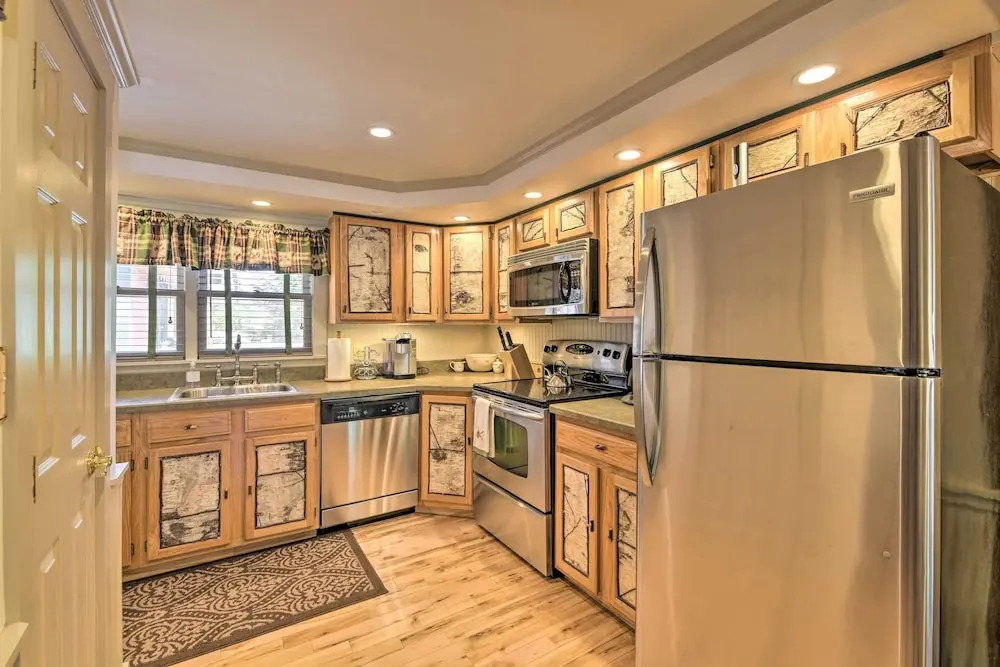 Townhome w/ Deck: Walk to Mirror Lake & Main St!