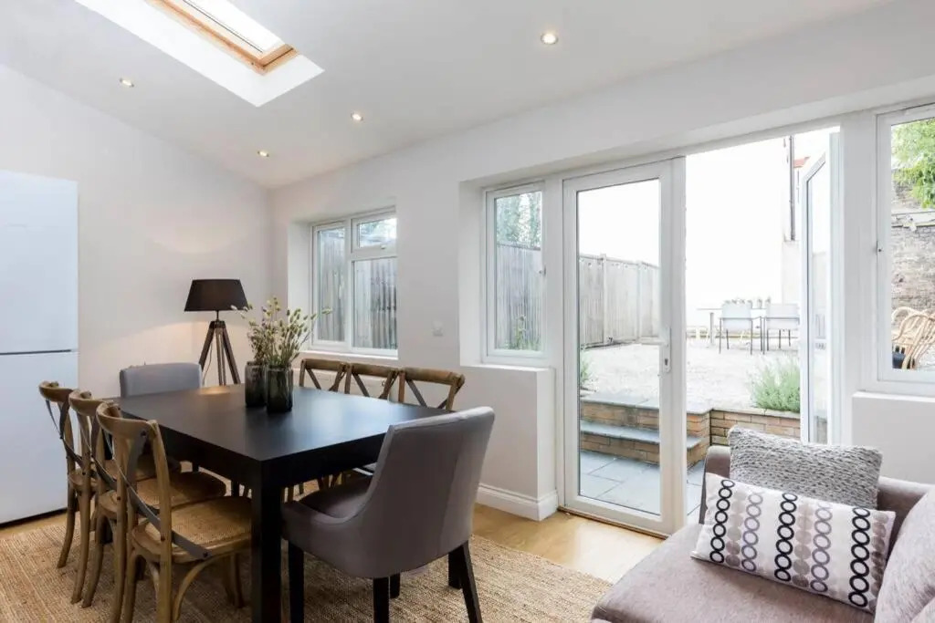 Amazing 4 Bed House wParking 2min walk to Station