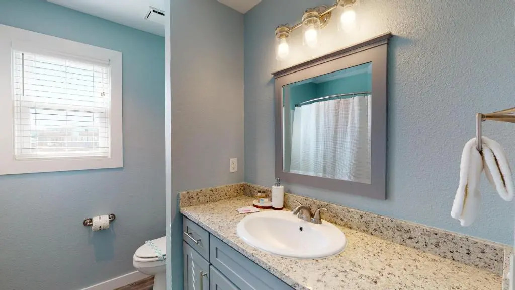 AH-G124 Remodeled First Floor Condo, Shared Pool & Hot Tub, Near Marina