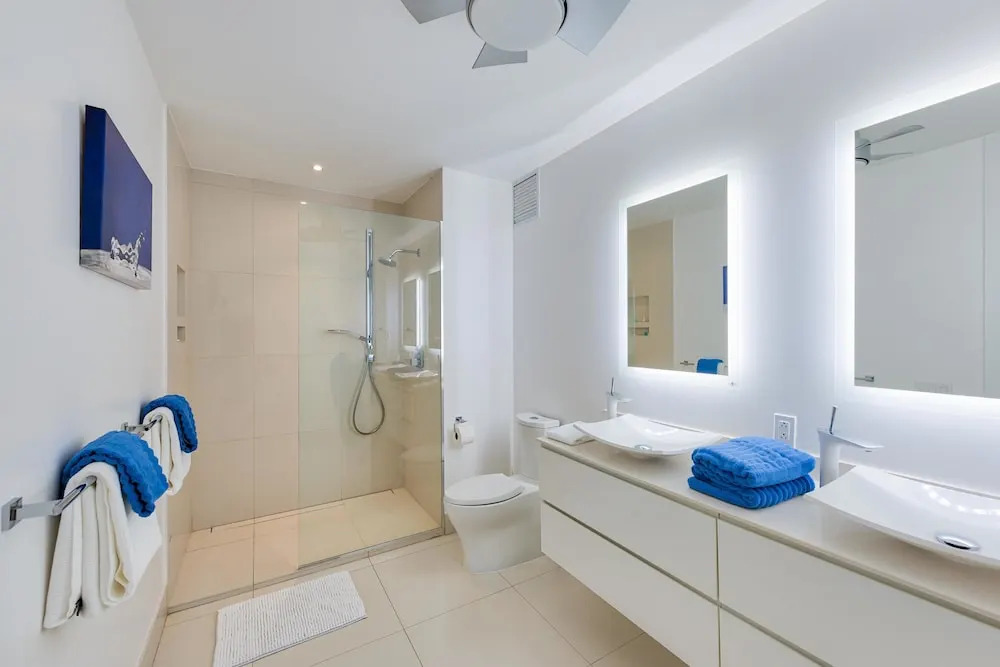 Modern Ocean View Villa, Huge Lap Pool, AC, Free Wifi, Sat TV, Beach Access