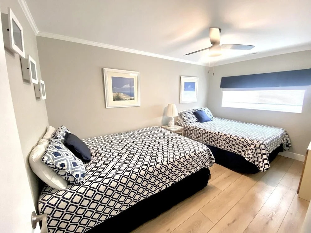 Harbour Island 402l 2 Bedroom Home by RedAwning