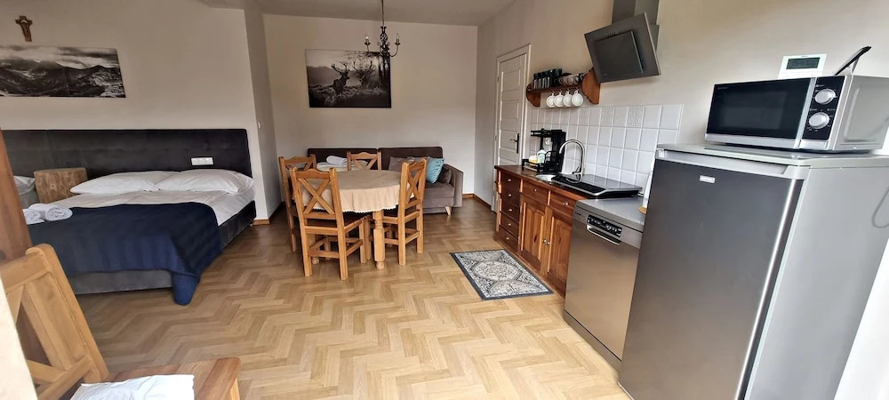 Domek Gabi z balią w ogrodzie
