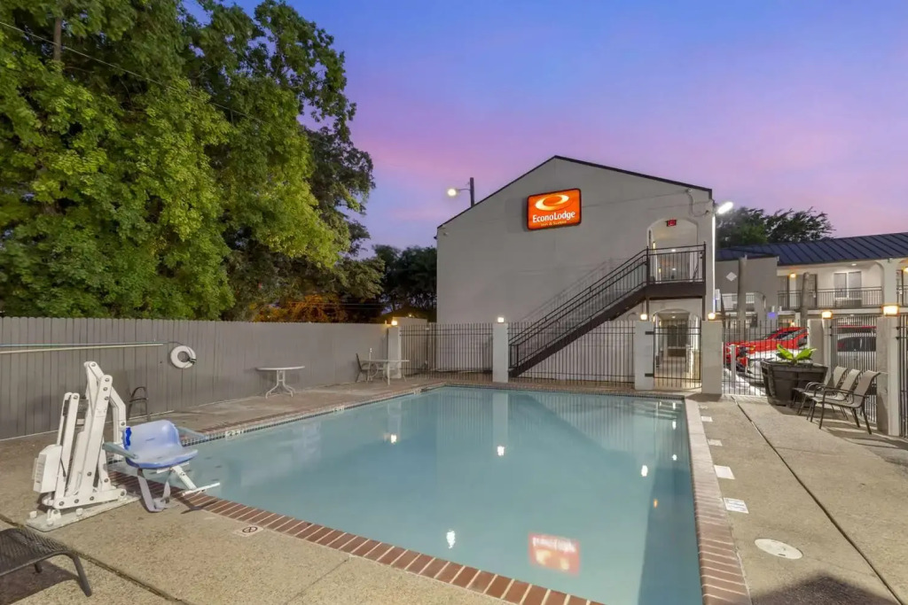 Econo Lodge Inn & Suites Near Lackland AFB