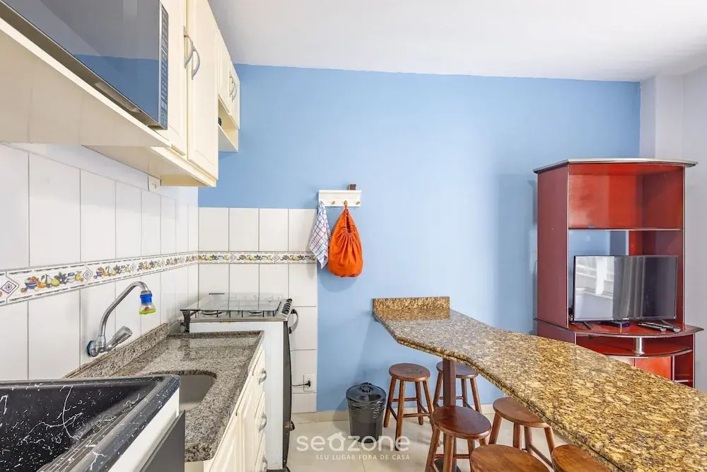 Beachfront Apartment in BC Great Location Eit302