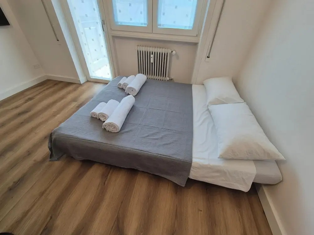 Casa Dolce Casa - Dual Modern Apartment, 1 min from Metro, up to 9 Guest