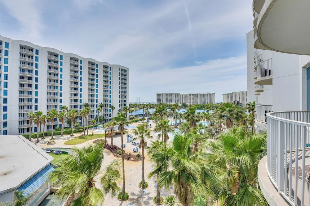Walk to Beach: Poolside Oasis in Palms of Destin!