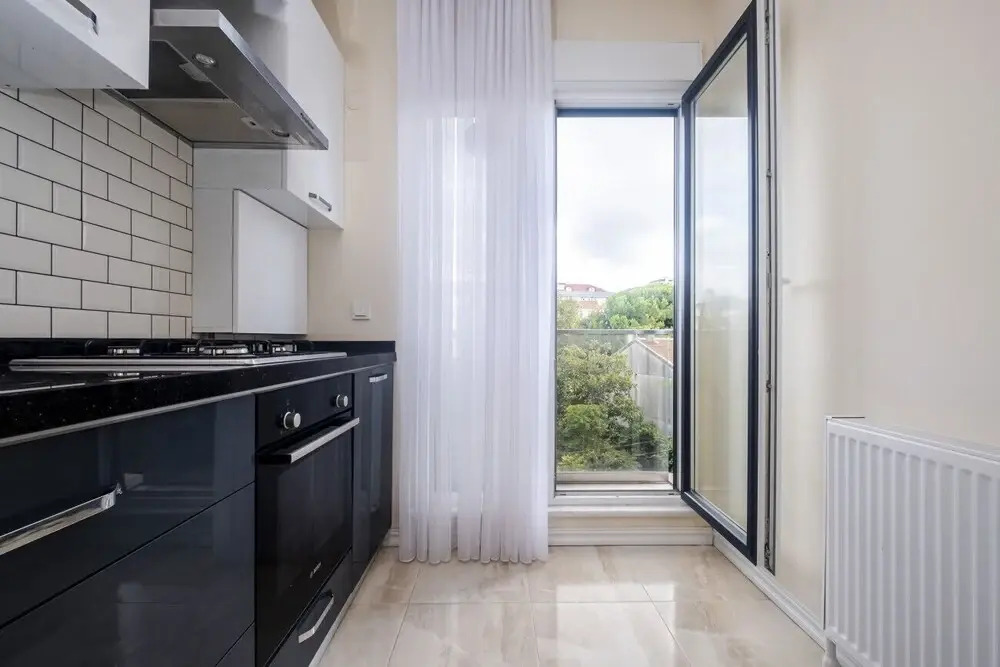 Modern and Central Flat With Balcony in Maltepe