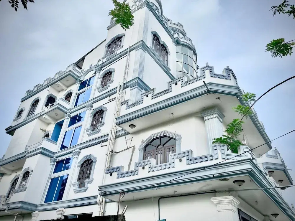White palace Airport hotel