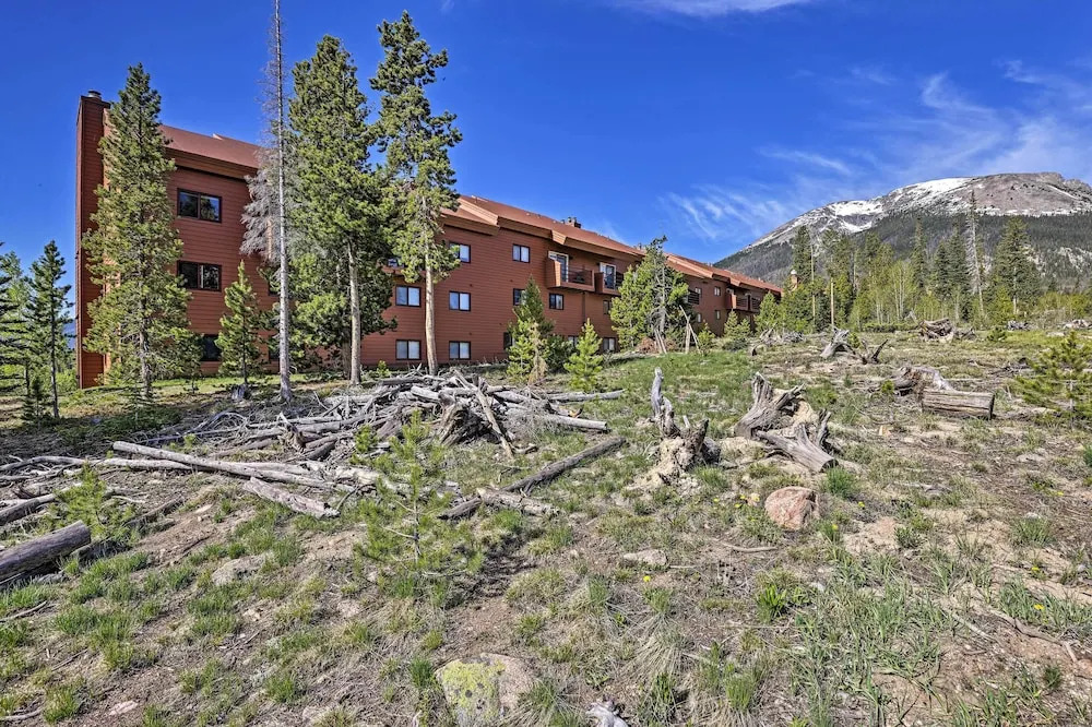 Silverthorne Condo: Patio, Mtn Views, Pool Access!