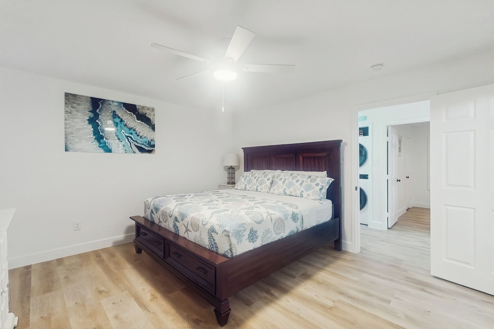 3BR Coastal Home w/ Coastal Design- Steps to Sand
