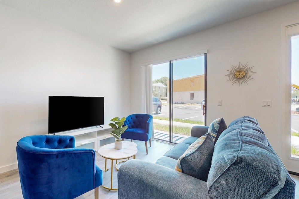 Newly Built Townhome, Private W/d, Free Wifi, Central AC and Full Kitchen