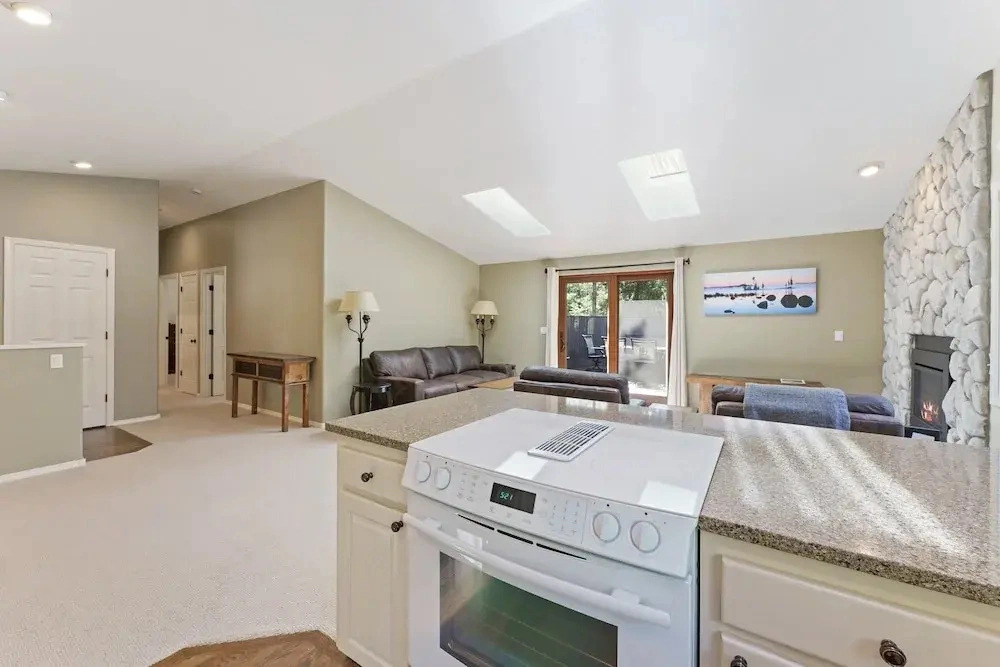 Bright Retreat Hot Tub Plus Sharc Access