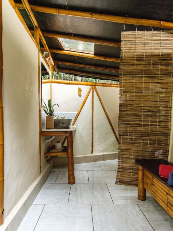 Universo Pol Bamboo Hostel