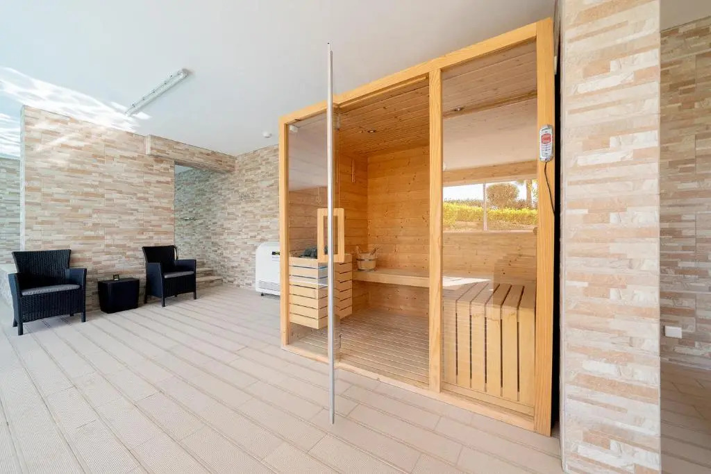 Luxury 2 Bed Apartment, Porto De Mos, 550m from Beach