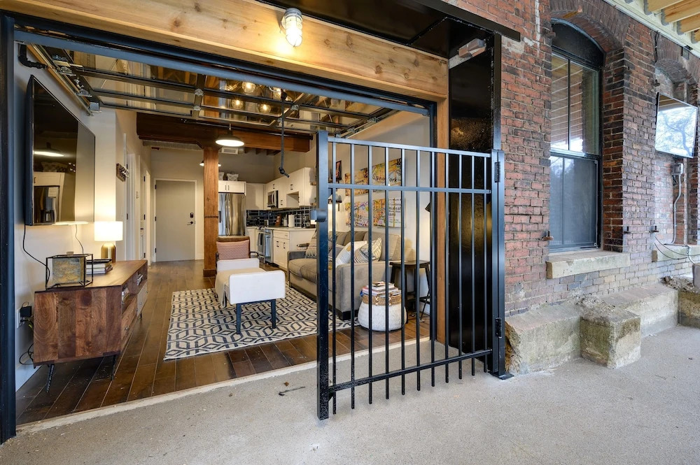 New Listing! Chic W/ Pool & Rooftop Deck 1 Bedroom Condo