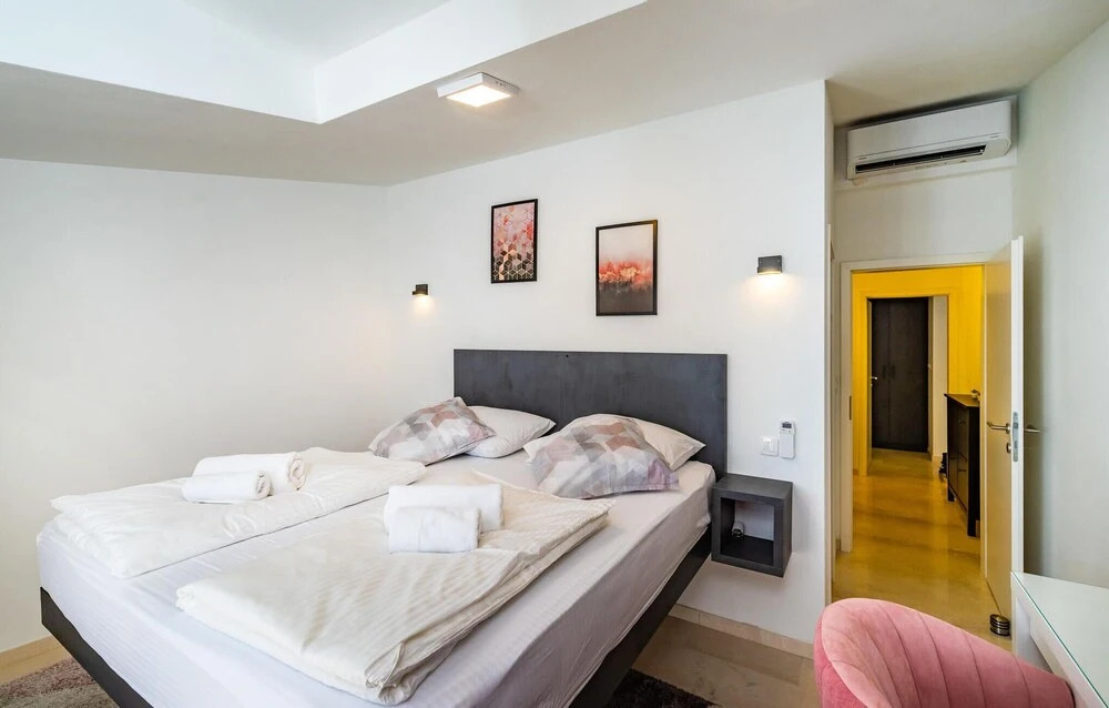 Amazing Home in Zadar with Outdoor Swimming Pool, Hot Tub & 2 Bedrooms