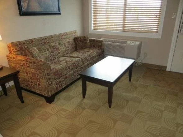 Shoreside Inn & Suites