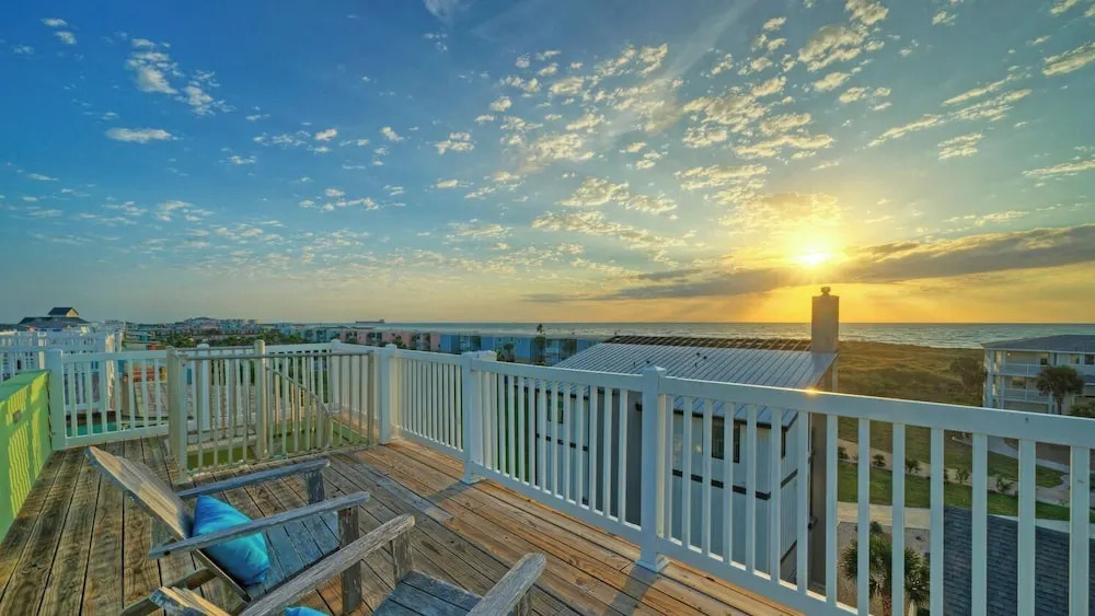 Walk to the Beach Ocean Views, Balcony Dining & Open Living Beachview 54 by Avantstay
