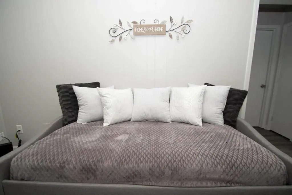 House - Sleeps 9 - Parking - Patio