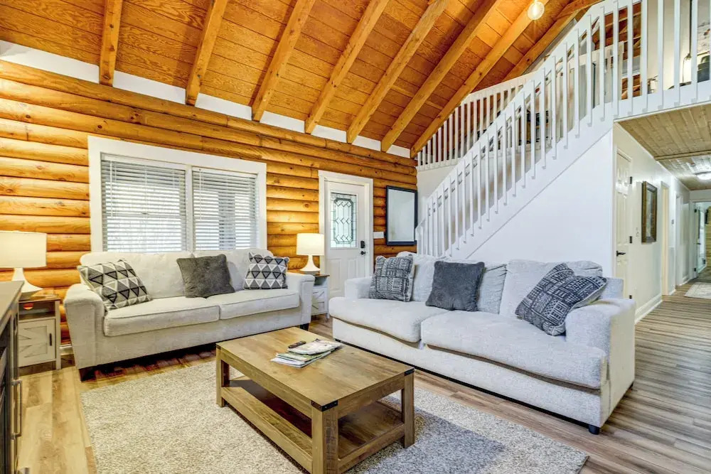 Pet-friendly Gatlinburg Cabin w/ Hot Tub!