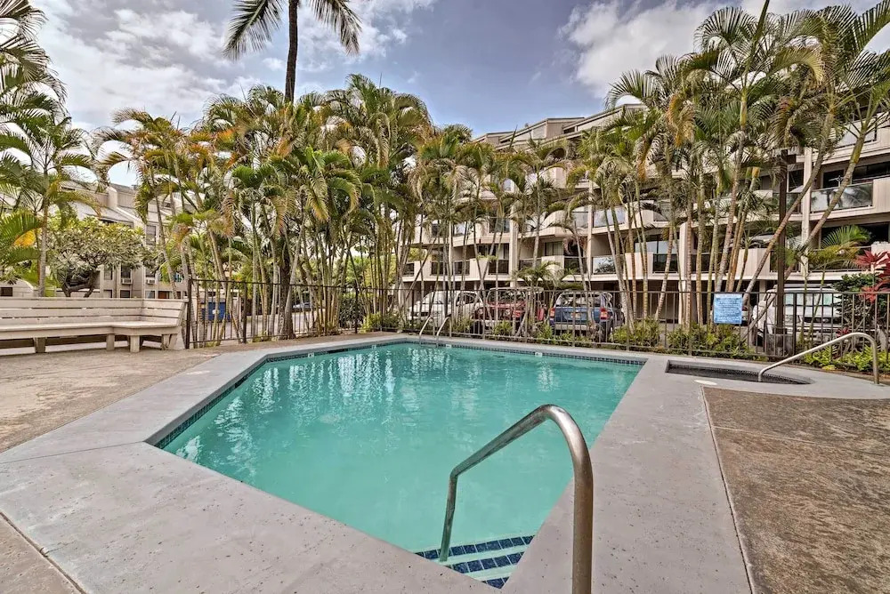 Kailua-kona Condo w/ Lanai, Walk to Beach + Pier!