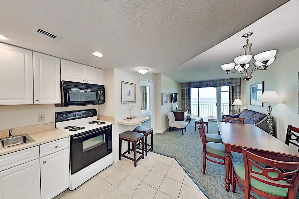 Beachfront Getaway W/ Pools, Hot Tubs & Lazy River 2 Bedroom Condo