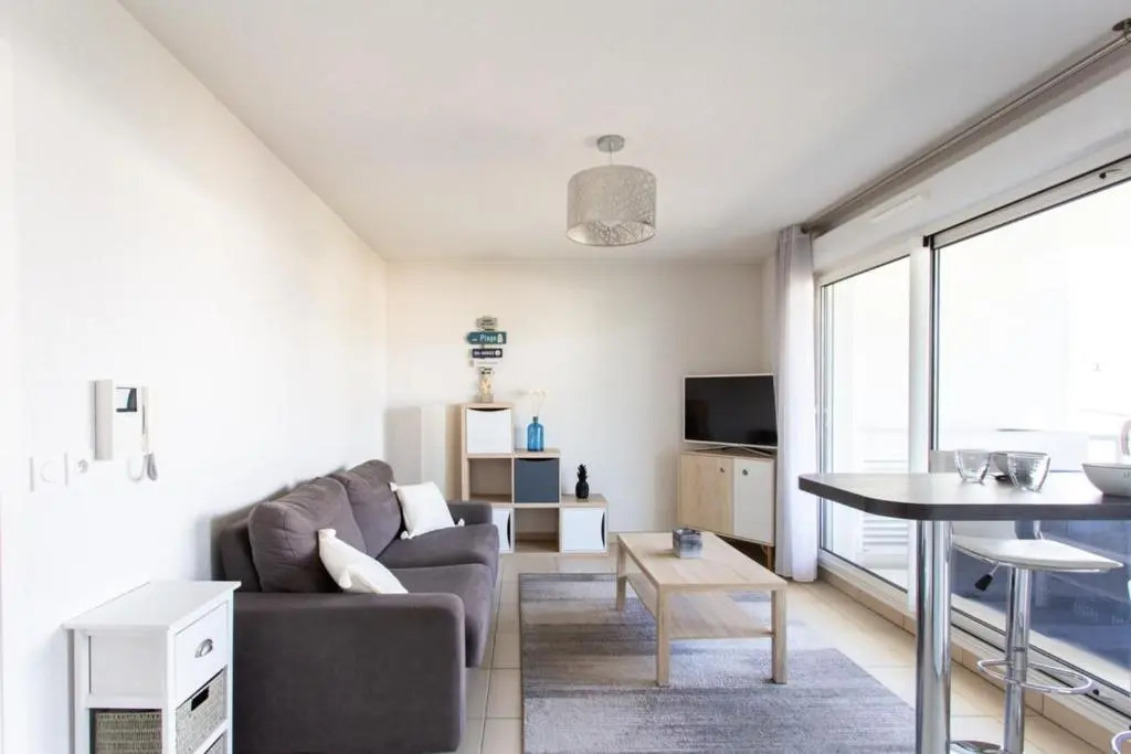 Air-conditioned studio with furnished terrace and parking