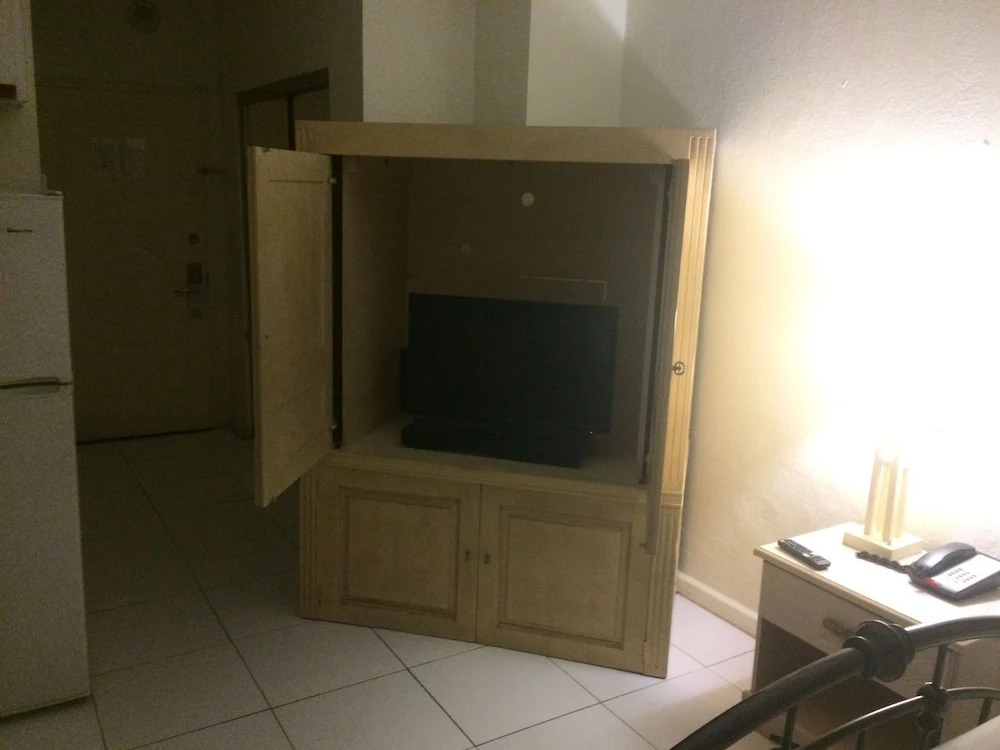 Hollywood Beach Resort- Large Studio Sleeps 4
