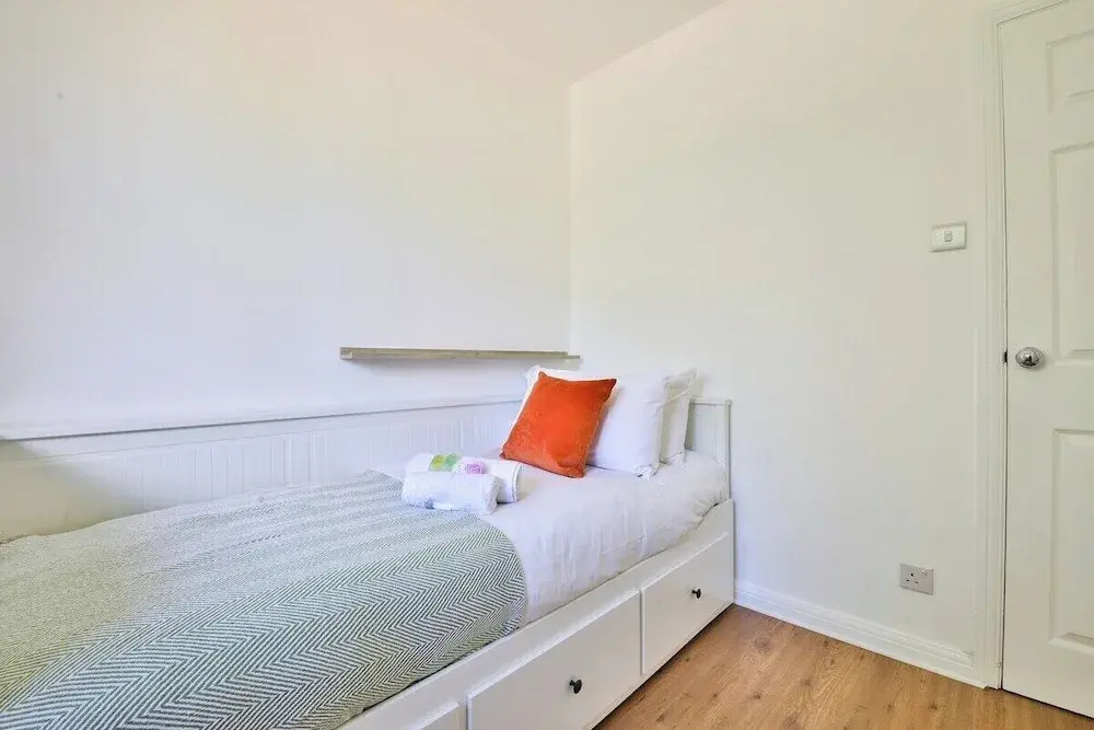 Homely 5 Bed House - 15 Mins to Cardiff City