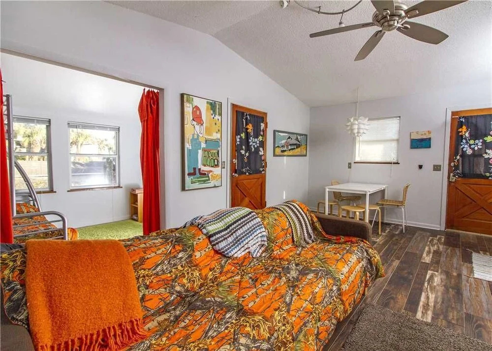 Artist Retreat, 2 Bedrooms, Summer Haven, 3 Houses to Beach, Sleeps 7