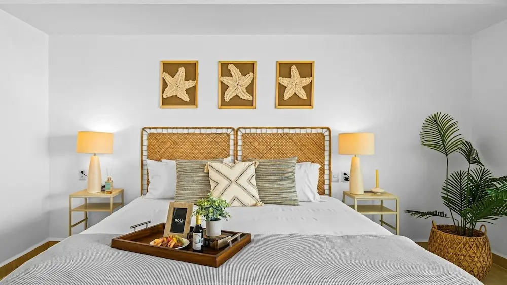 Stylish Beachfront 2BR - Balcony & Pools