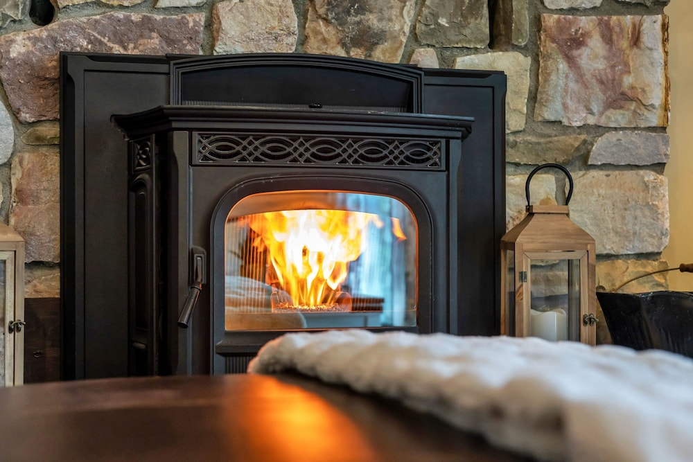 Lakefront Poconos Retreat w Hot Tub Dog Friendly