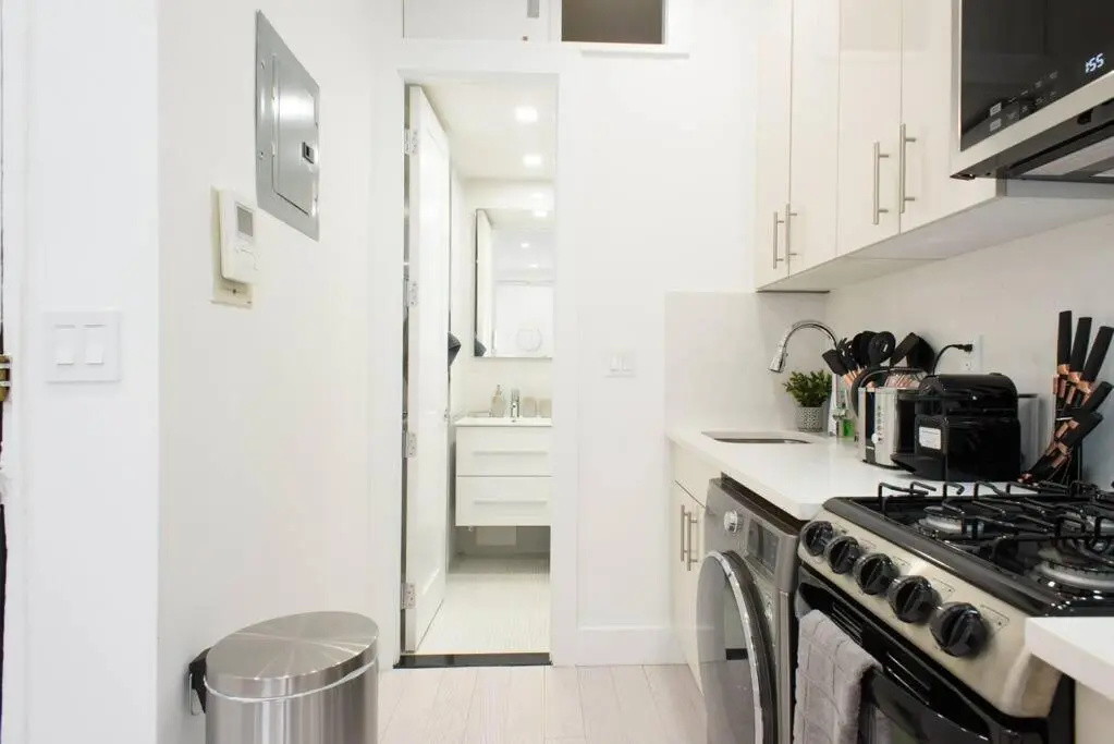 62-3A NEW Prime UES W D in unit Walk 2 C park